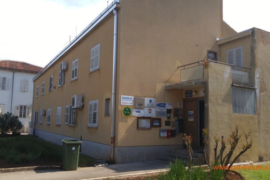 Žuta kuća stranaka u Ulici Nikole Tesle u Poreču