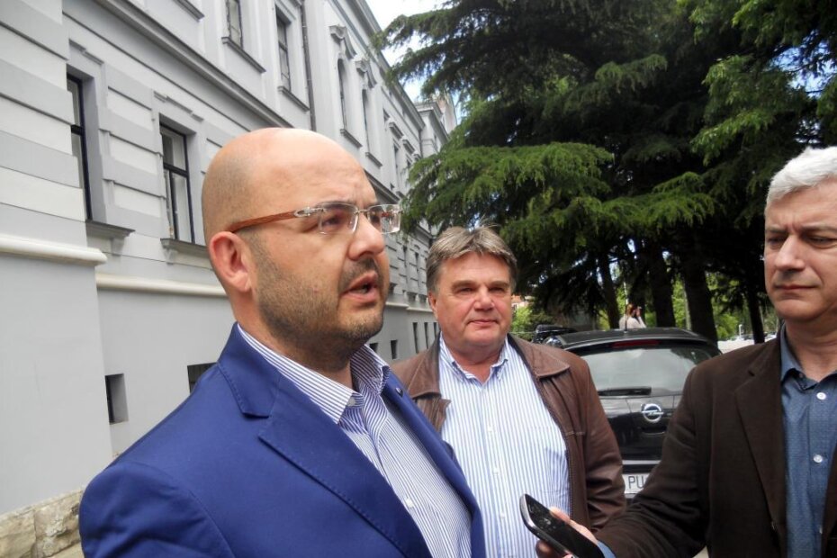 Zadovoljni smo tijekom cijelog postupka - odvjetnik Alen Kalčić sa svojim branjenikom Ivanom Jakovčićem (Mateo SARDELIN)