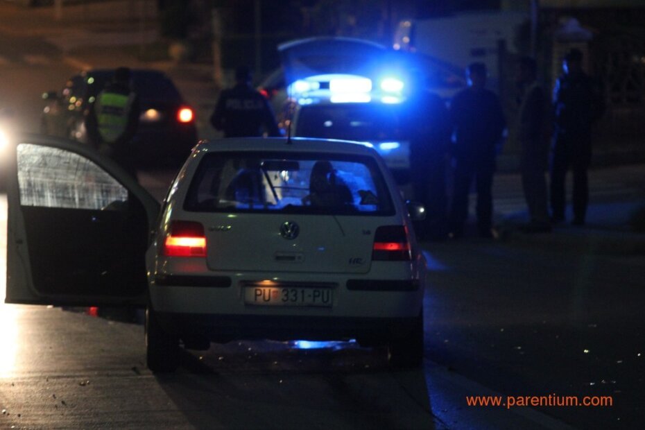 Oštećeni Golf nasred ulice