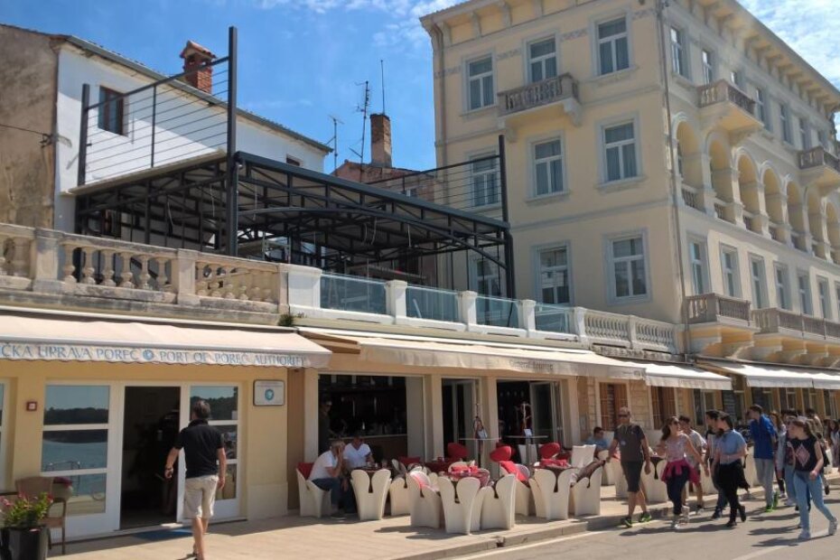 Bespravno podignuta dvokatna metalna konstrukcija i ograda od pleksiglasa (G. PRODAN)