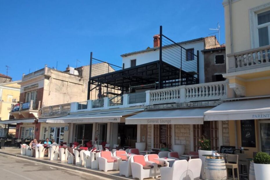 Bespravno podignuta dvokatna metalna konstrukcija i ograda od pleksiglasa (G. PRODAN)