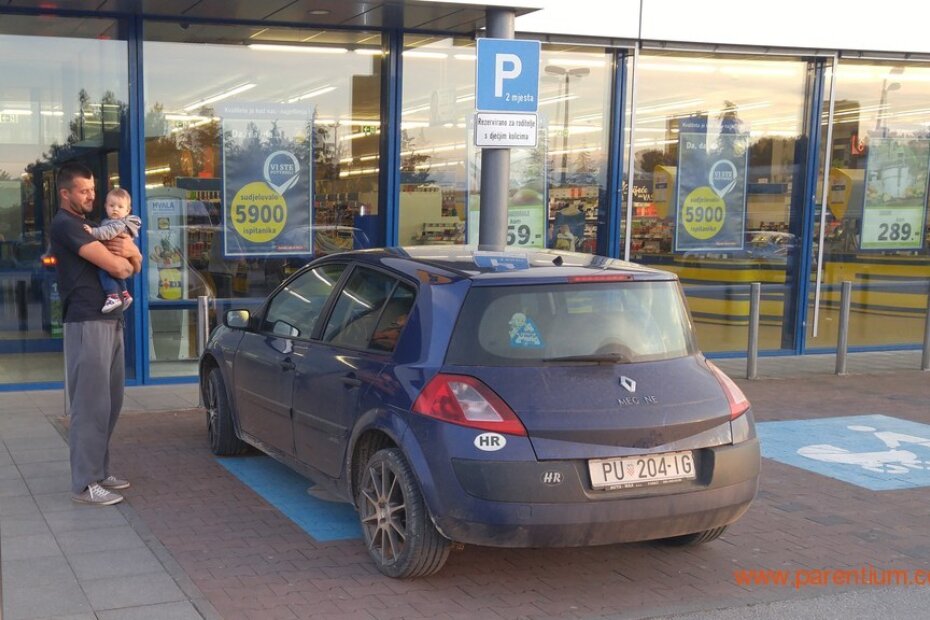 Josip i Sebastian Đuretić na Lidlovom parkingu za roditelje sa malom djecom
