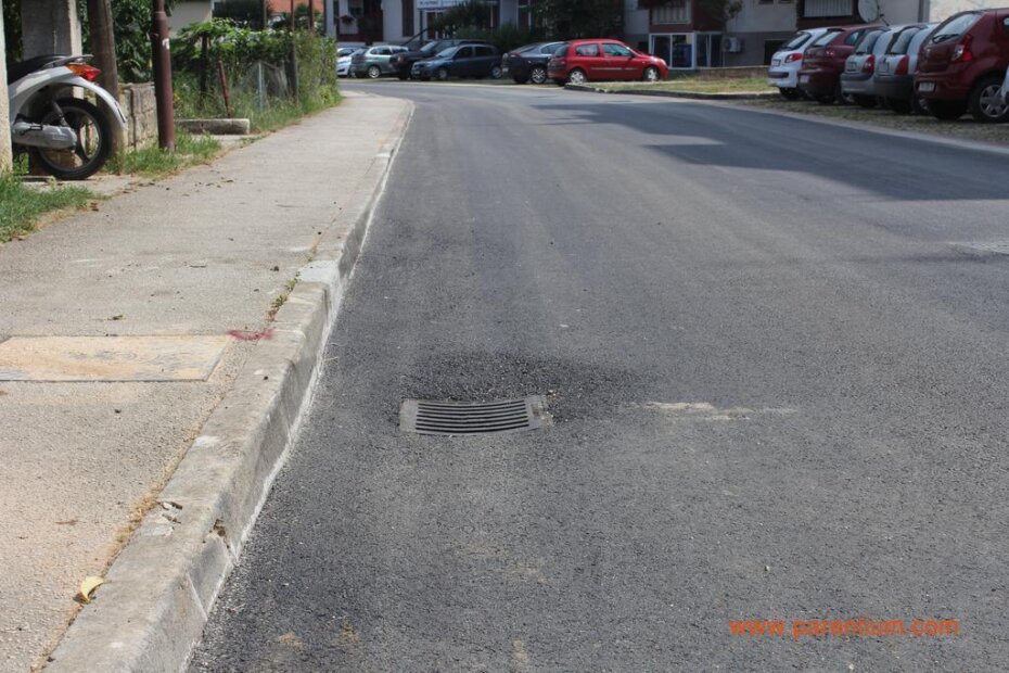 Modernoj tehnologiji usprkos, predebeli sloj asfalta pretvorio je rešetke u opasne rupetine