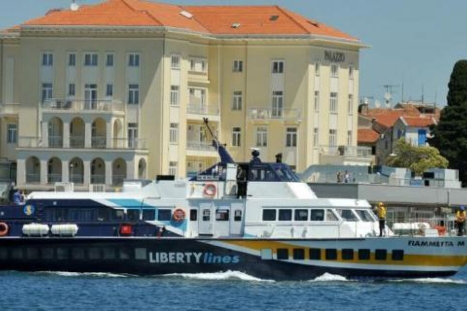 Uplovljavanje broda "Fiammetta M" u porečku luku (Milivoj MIJOŠEK)Resize by dragging with the right mouse button.