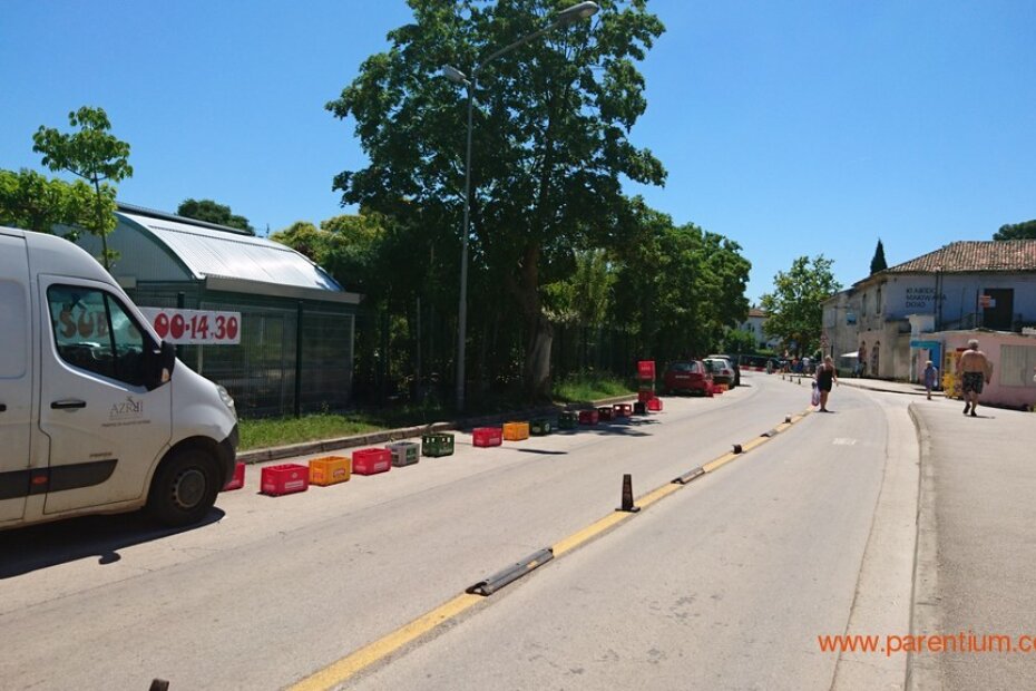 Plastične kašete čuvaju prolaz za šleper koji inače ne bi mogao ući u Uslugino reciklažno dvorište