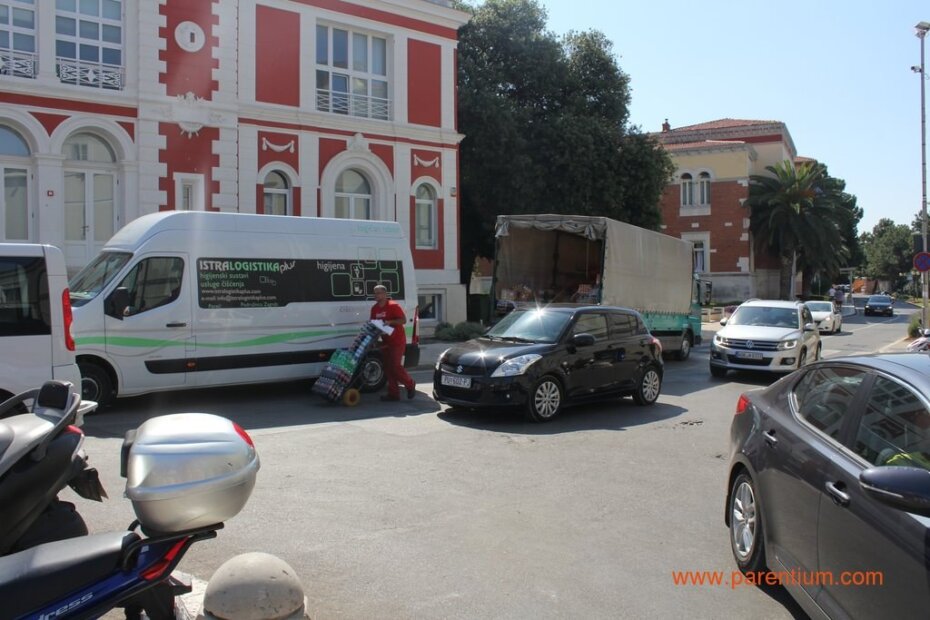 Pred porečkim kinom - dostava