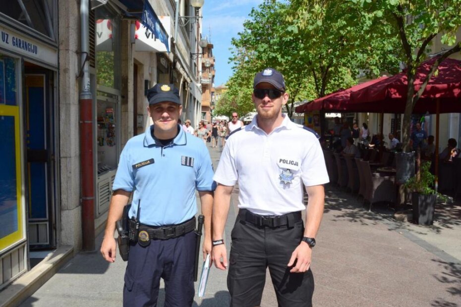 Turiste upućuju i dijele im letke - domaći i strani policajci zajedno na zadatku (N. LAZAREVIĆ)