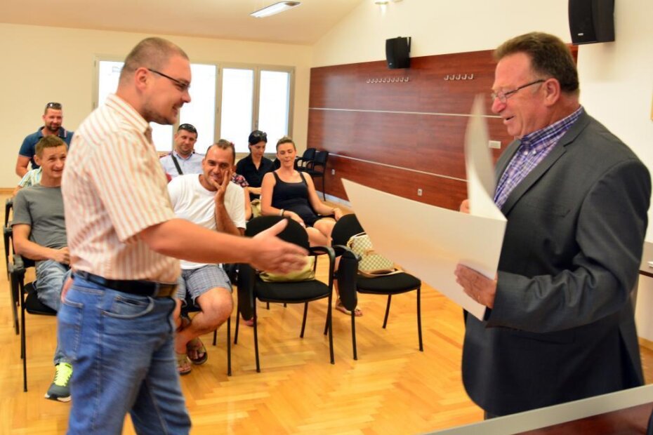 Majstorske diplome je uručio potpredsjednik Obrtničke komore Istarske županije Enrico Cernecca (Neven LAZAREVIĆ)