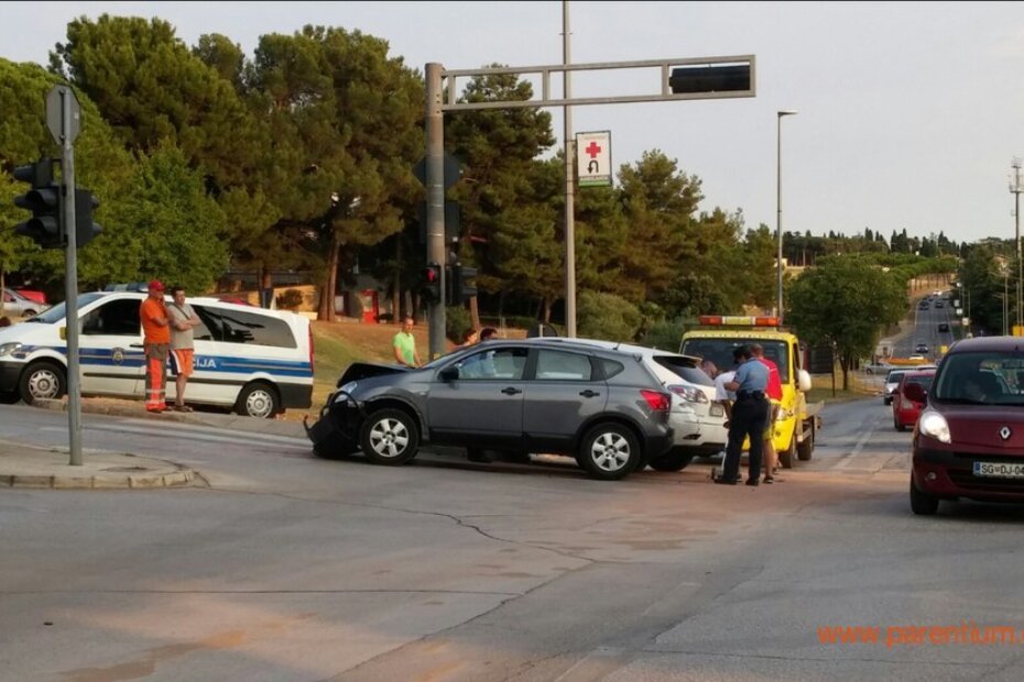 Sudar na semaforu kod Doma zdravlja (Foto: Matej Šuran)