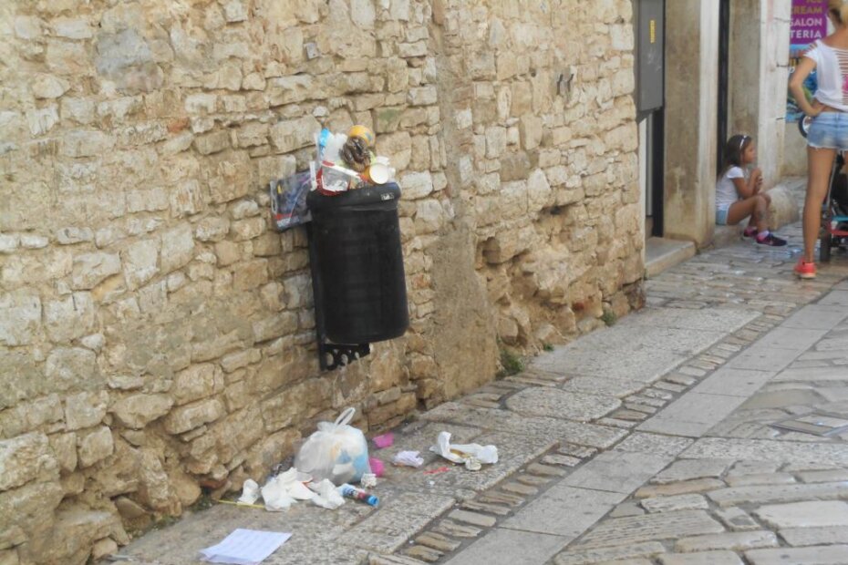 Prepuni koš u Dekumanusovoj (E. VELAN)