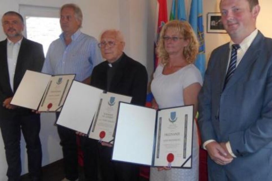 Predsjednik općinskog vijeća (lijevo) i načelnik općine (desno) s nagrađenim građanima (Elio VELAN)