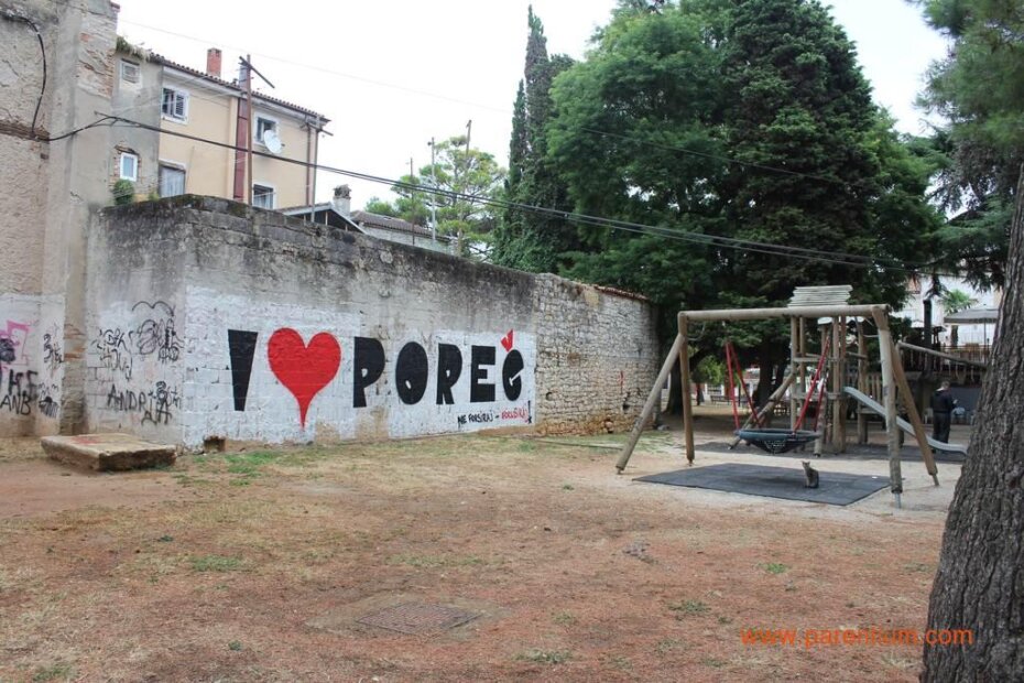 Novi izgled zida uz igralište na Trgu Matije Gupca u Poreču