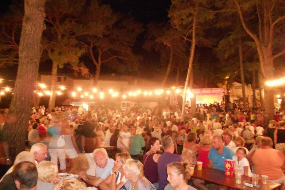 Atmosfera na fešti Sv. Bernarda u Funtani (arhiv: Glas Istre)