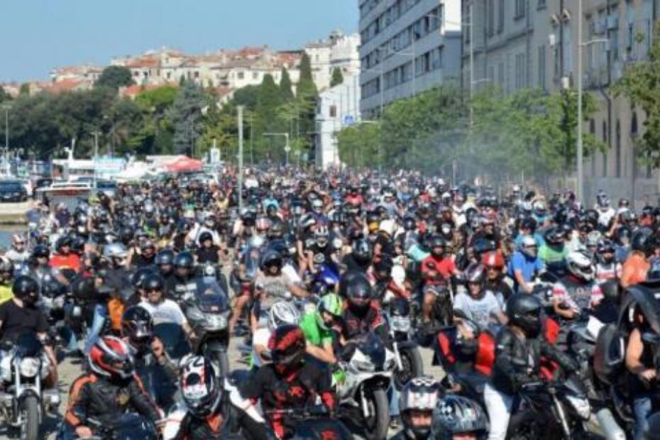 Defile gradom (N. LAZAREVIĆ)