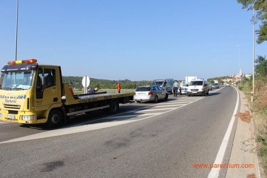 Vozač osobnog automobila oduzeo je prednost mopedu