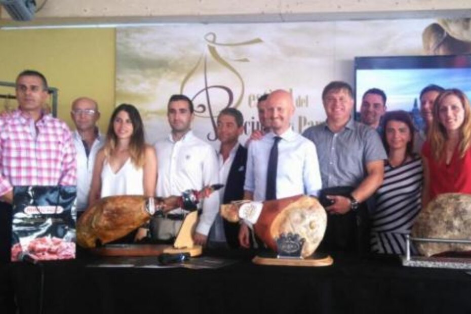 Istarska pršutarska delegacija s talijanskim domaćinima na festivalu pršuta u Parmi