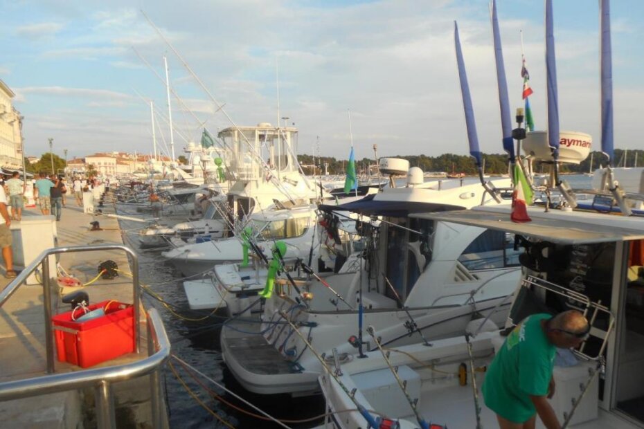 Porečka riva krcata opremljenim brodicama (Elio VELAN)