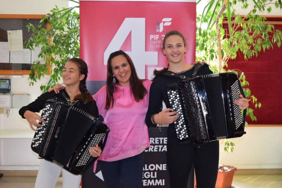 Antonela Glavić i Kiara Janko sa profesoricom Anom Šterpin Zagoranski