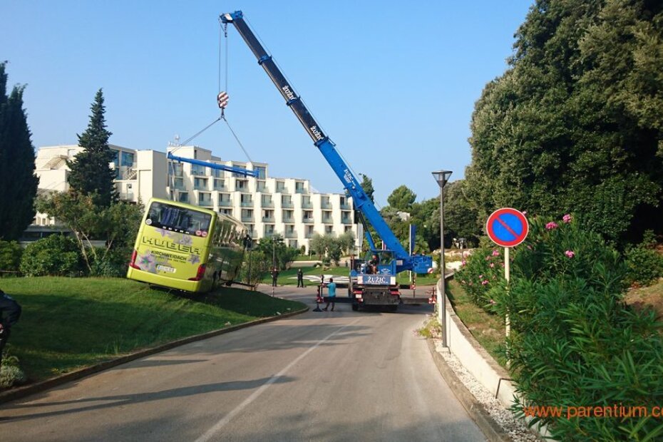 "Odlutali" autobus je na cestu vratila velika autodizalica