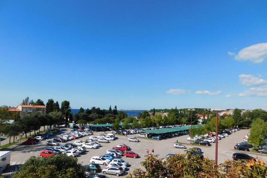 Veliko gradsko parkiralište i ilustracija