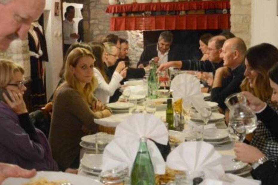 Članovi obitelji Ferlin iznijeli su pred goste škorup s rakamanim fužima i pljukancima (D. Memedović)