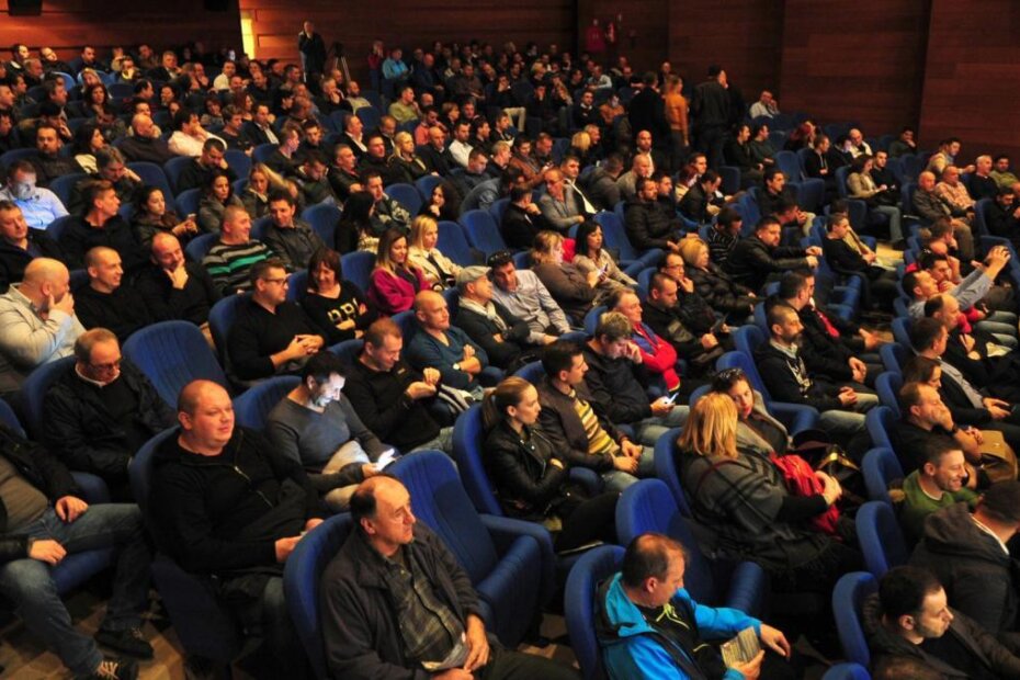 Nekoliko stotina istarskih ugostitelja okupilo se u Pazinu na skupu protiv povećanja PDV-a za ugostiteljstvo s 13 na 25 posto