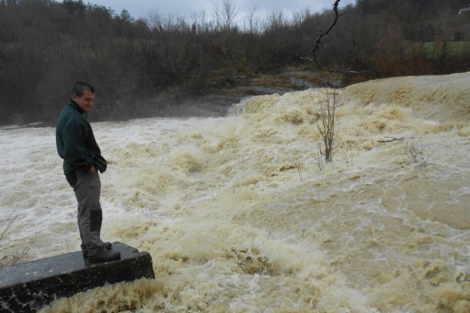 Saša Stanešić prati vodostaj na brzacima Pazinčice (M. RIMANIĆ)
