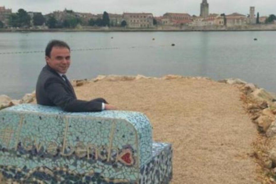 Dogradonačelnik Loris Peršurić na ljubavnoj klupi (Foto: Facebook)