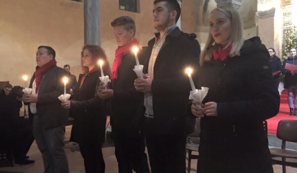 Učenici SŠ Mate Balote sugrađanima pripremili recital "U iščekivanju Božića"