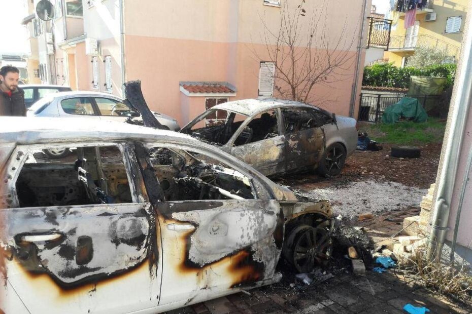 U Varvarima izgorjela dva automobila