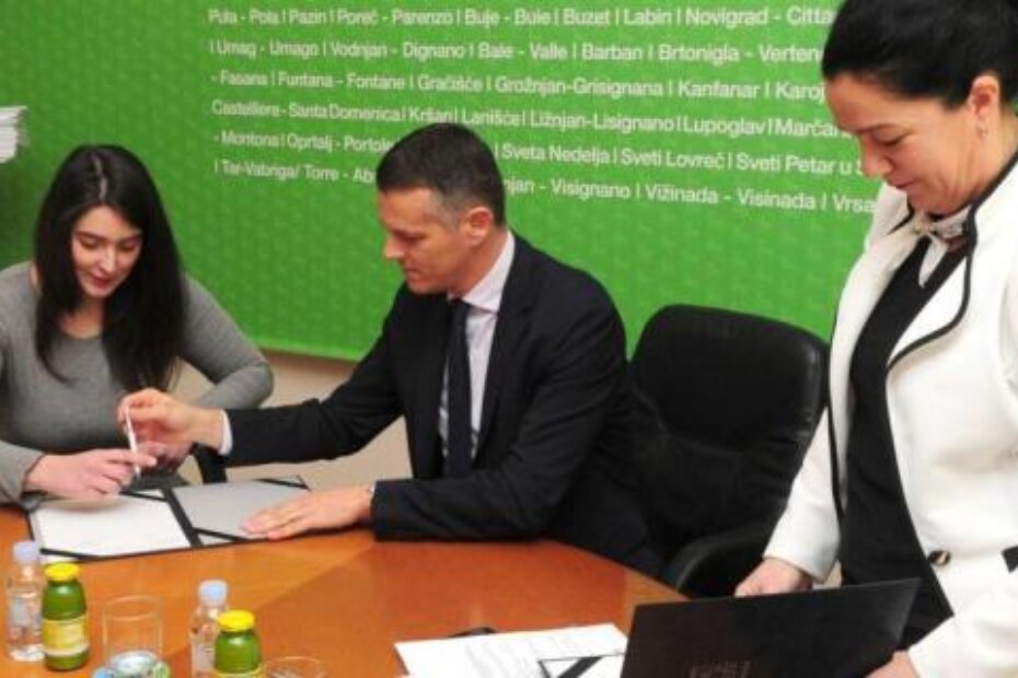 Potpisivanje ugovora sa stipendistima - Viktorija Knapić iz Pazina (Milivoj MIJOŠEK)