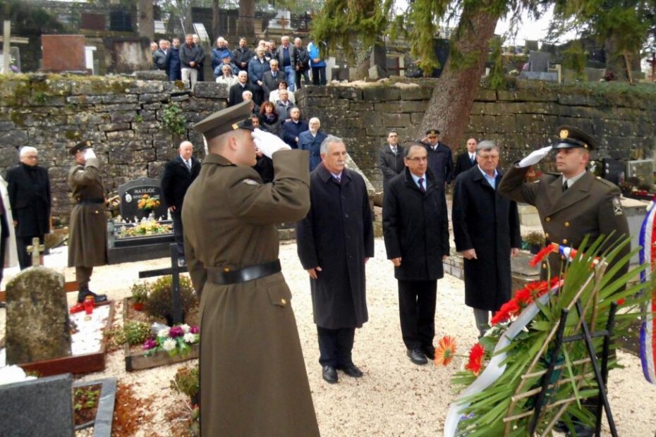 Polaganje vijenaca na središnji križ