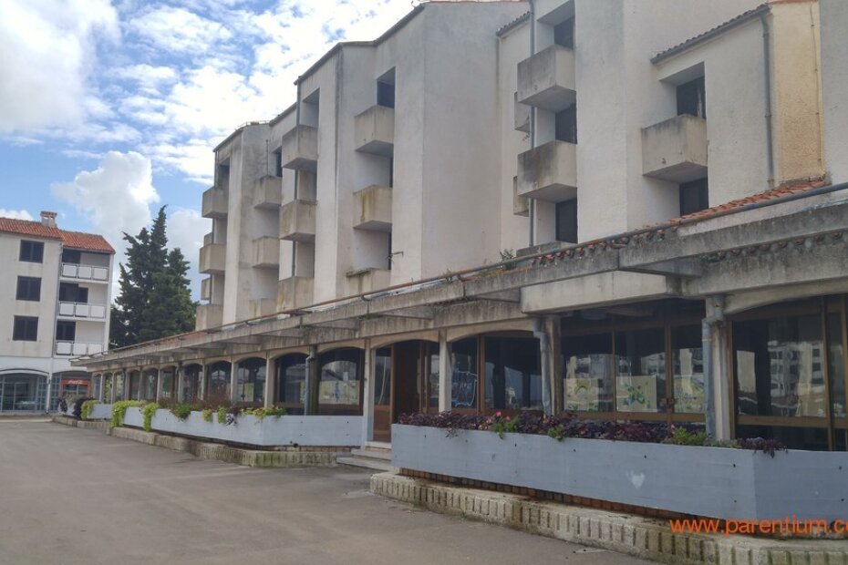 Ruševina apart hotela Marina u Červar Portu