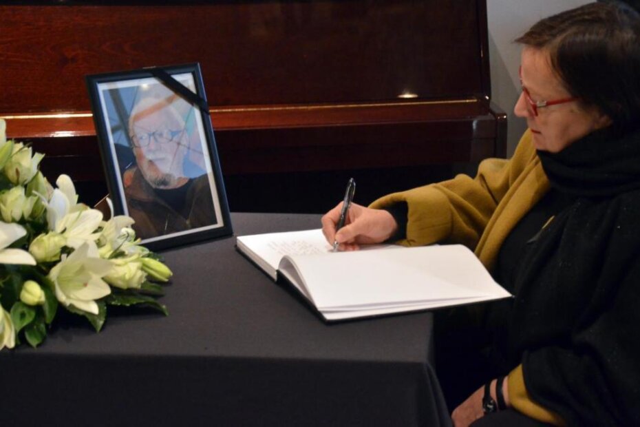 Gorka Ostojić Cvajner upisuje se u knjigu žalosti (Neven LAZAREVIĆ)