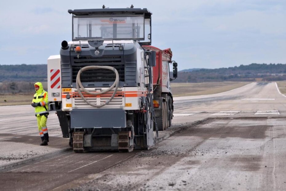 Radnici Ceste d.o.o. Pula već su isfrezali početnih 200-tinjak metara staze (Neven LAZAREVIĆ)