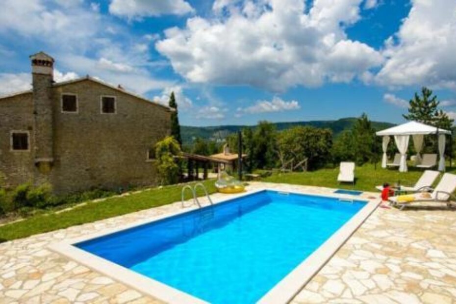 Mala je općina u zaleđu Poreča privlačna turistima i strancima