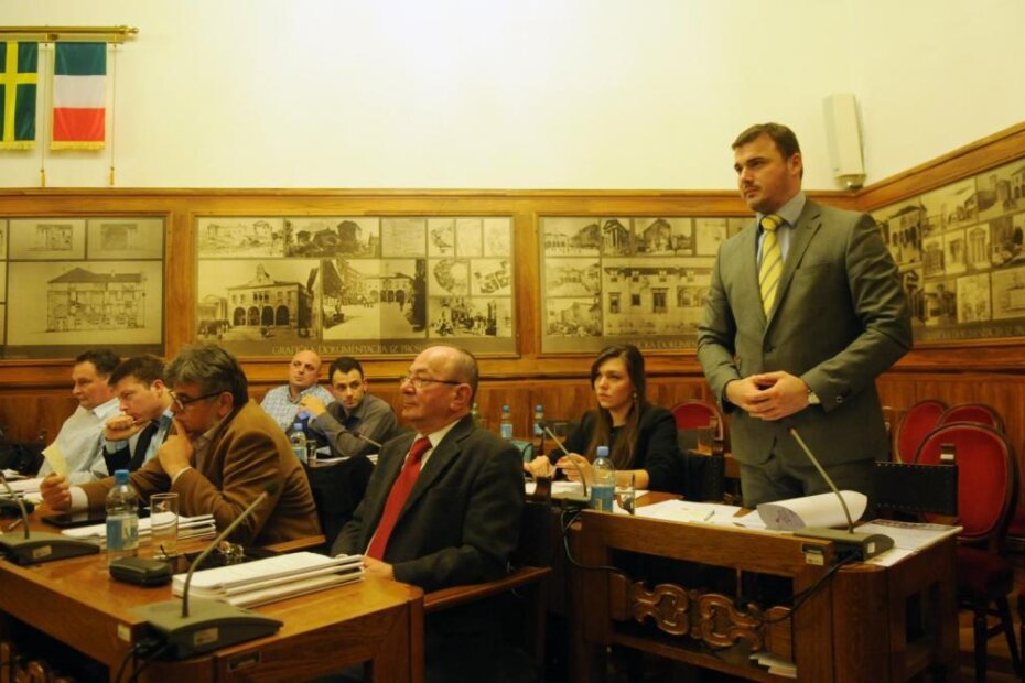 Danijel Ferić (stoji) i Mauricio Licul (drugi slijeva) u Gradskoj vijećnici (D. ŠTIFANIĆ)