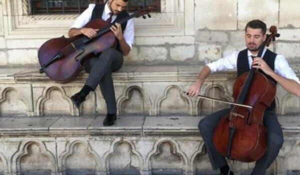 2CELLOS objavili spot za pjesmu 'Moon River'