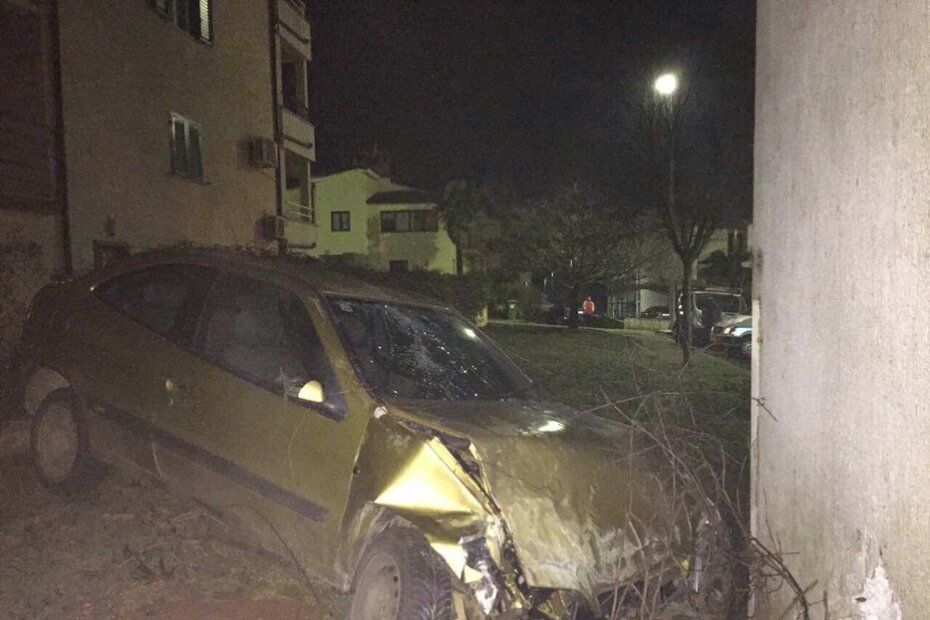 Citroen se na kraju zabio u zid stambene zgrade u Creskoj ulici