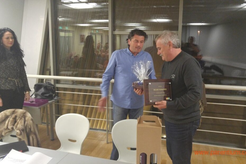 Alfredo Mendiković uručio je Milanu Markežiću prigodne poklone i izrazio zahvalnost na onome što je učinio za porečki sport