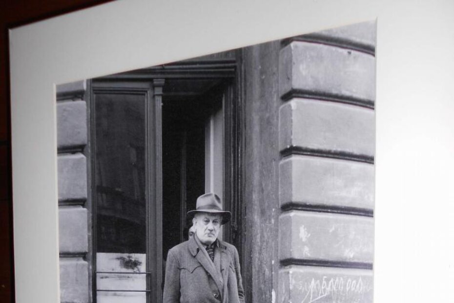 Tin Ujević na izlasku iz Hrvatskog leksikografskog zavoda, čuvena fotografija Milana Pavića