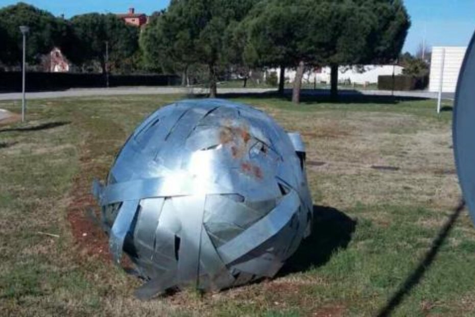 Vandali su otkotrljali skulpturu tešku 700 kilograma (Kristijan NEMET)