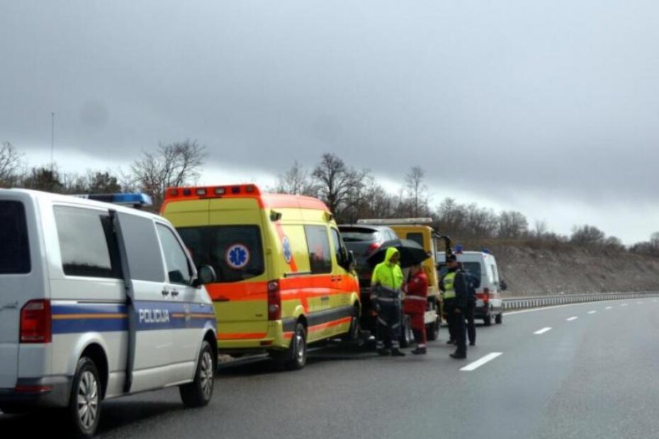 Ambulanta i Peugeot iz smjera Poreča prema Puli