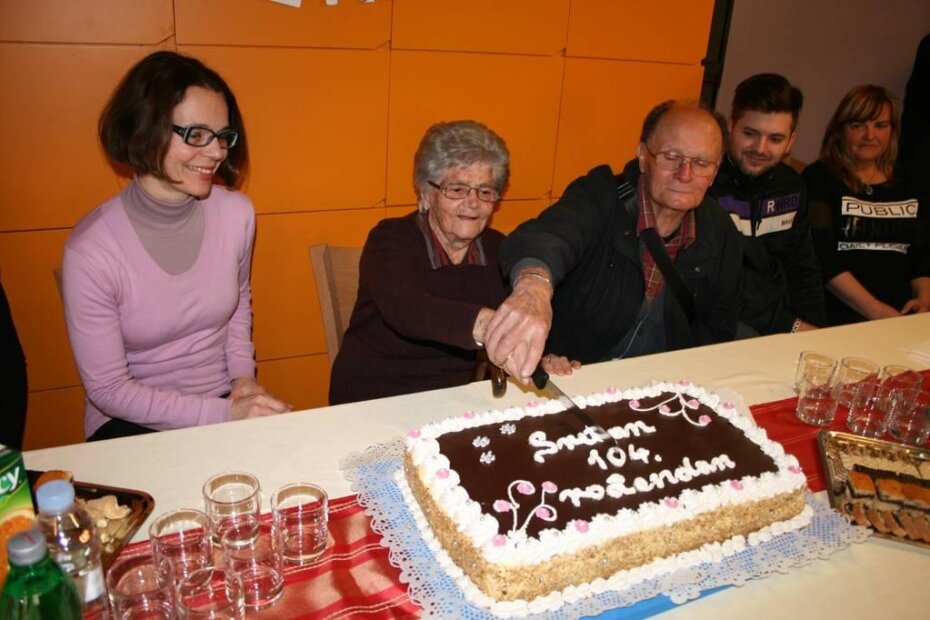 Nona Štefanija i sin Livio režu tortu