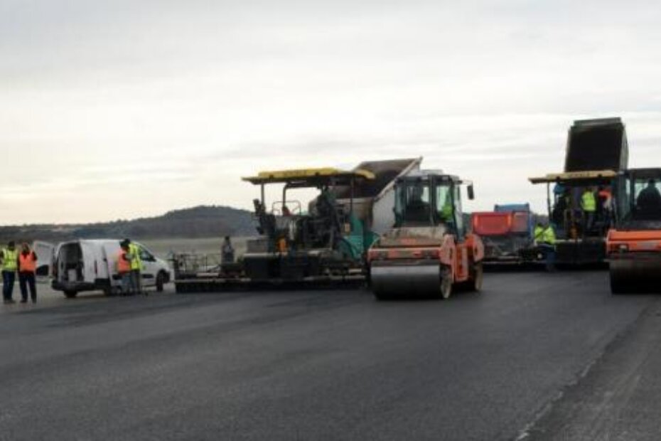 Silna građevinska mehanizacija na pisti pulske Zračne luke (Danilo MEMEDOVIĆ)