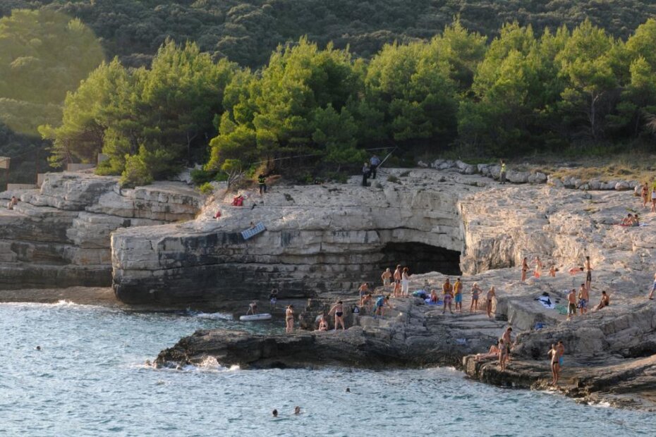 Jedan od pozitivno riješenih slučajeva sa Zelenog telefona - očuvane Galebove stijene (D. ŠTIFANIĆ)
