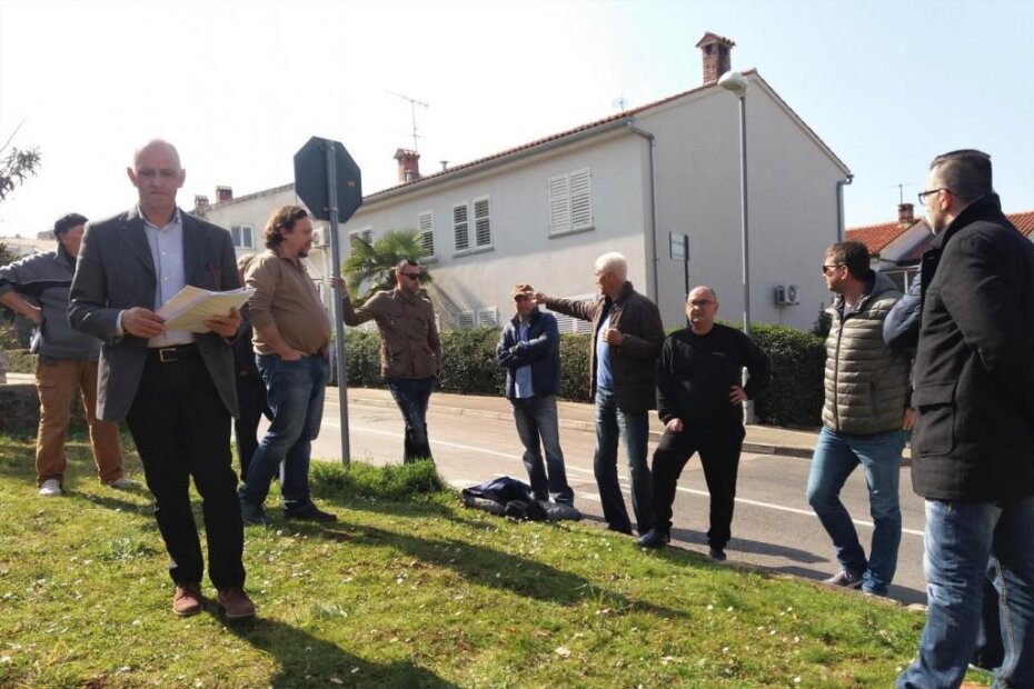 Presica je privukla i druge građane koji su došli razgovarati o prometnom režimu u naselju (T. KOCIJANČIĆ)