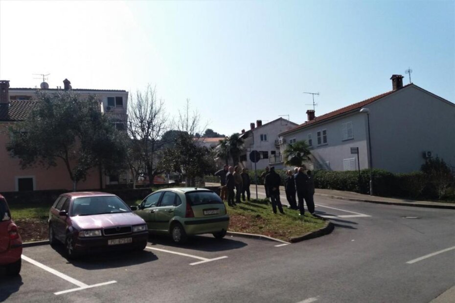 Sporni parking na cesti i ulaz u Ulicu Bruna Valentija za koji se traži proširenje (T. KOCIJANČIĆ)