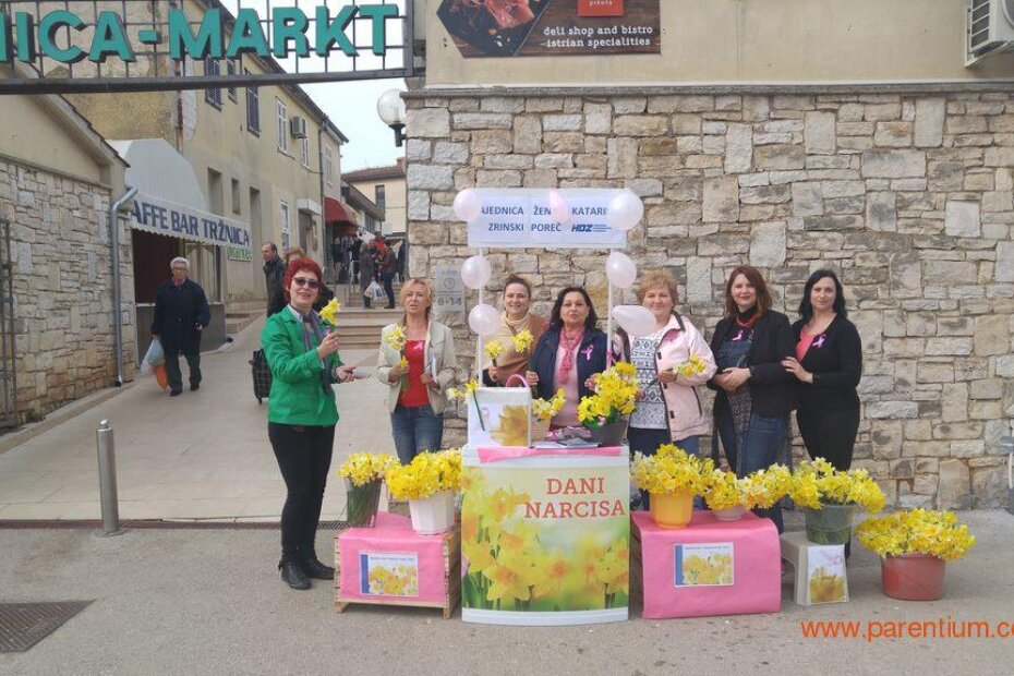 Članice Zajednice žena Katarina Zrinski iz Poreča pred gradskom tržnicom