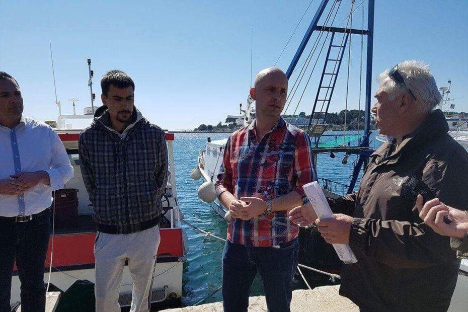 Ministar poljoprivrede Tomislav Tolušić sa ribarima na porečkoj rivi
